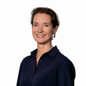 Vrouw in navy blouse met actieve houding