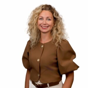 Voorbeeld van kledingadvies zakelijke profielfoto met een effen bruine blouse voor een rustige en authentieke uitstraling zonder afleidende patronen.
