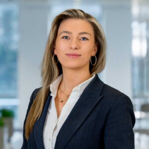 Zakelijk portret van een collega die zelfvertrouwen en betrouwbaarheid uitstraalt.